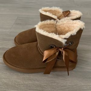 New - Brand new women’s Bearpaw boots
